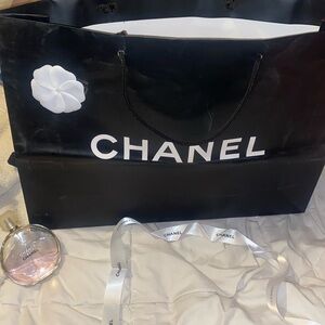 CHANEL shopping bag🖤🤍